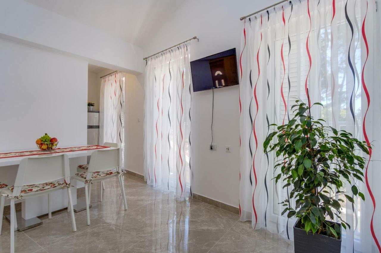 Apartmani Beatrice Mali Losinj Ngoại thất bức ảnh