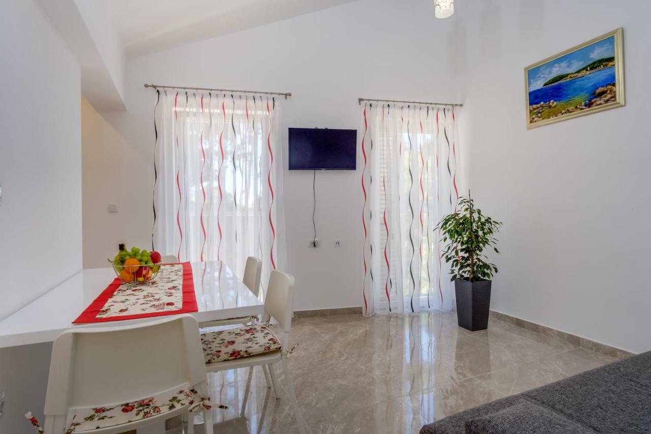 Apartmani Beatrice Mali Losinj Ngoại thất bức ảnh