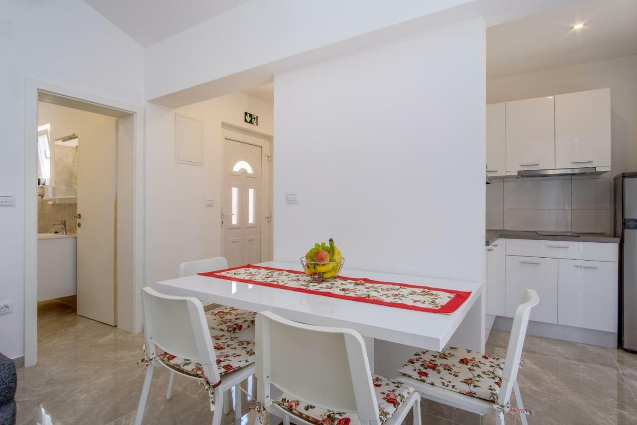 Apartmani Beatrice Mali Losinj Ngoại thất bức ảnh